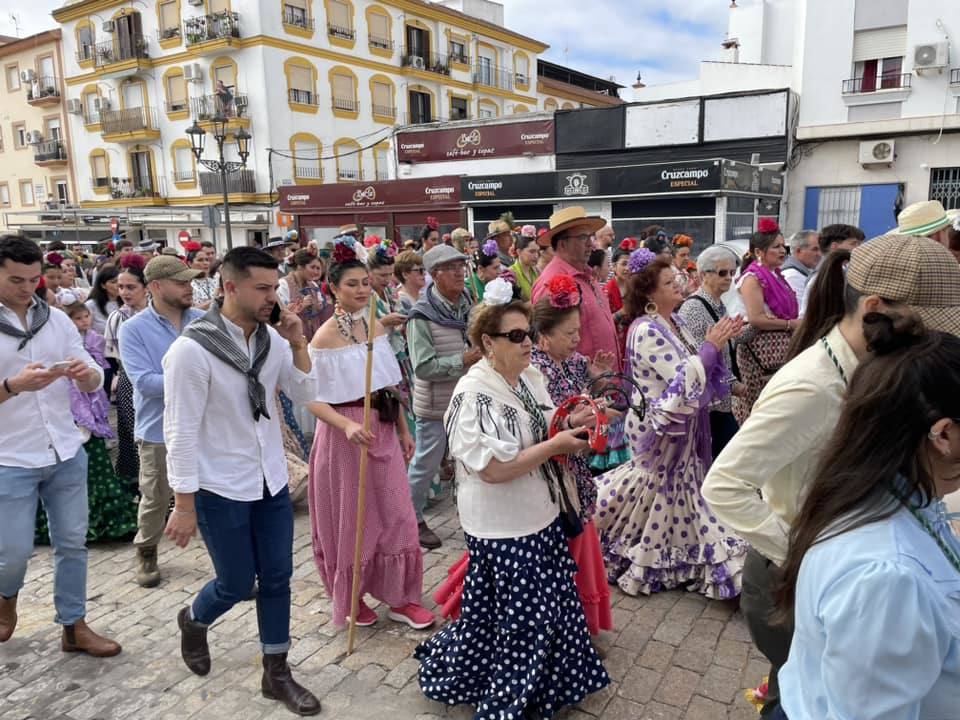El simpecado blanco de la Hermandad del Rocío de Bollullos camina bien arropado hacia la aldea