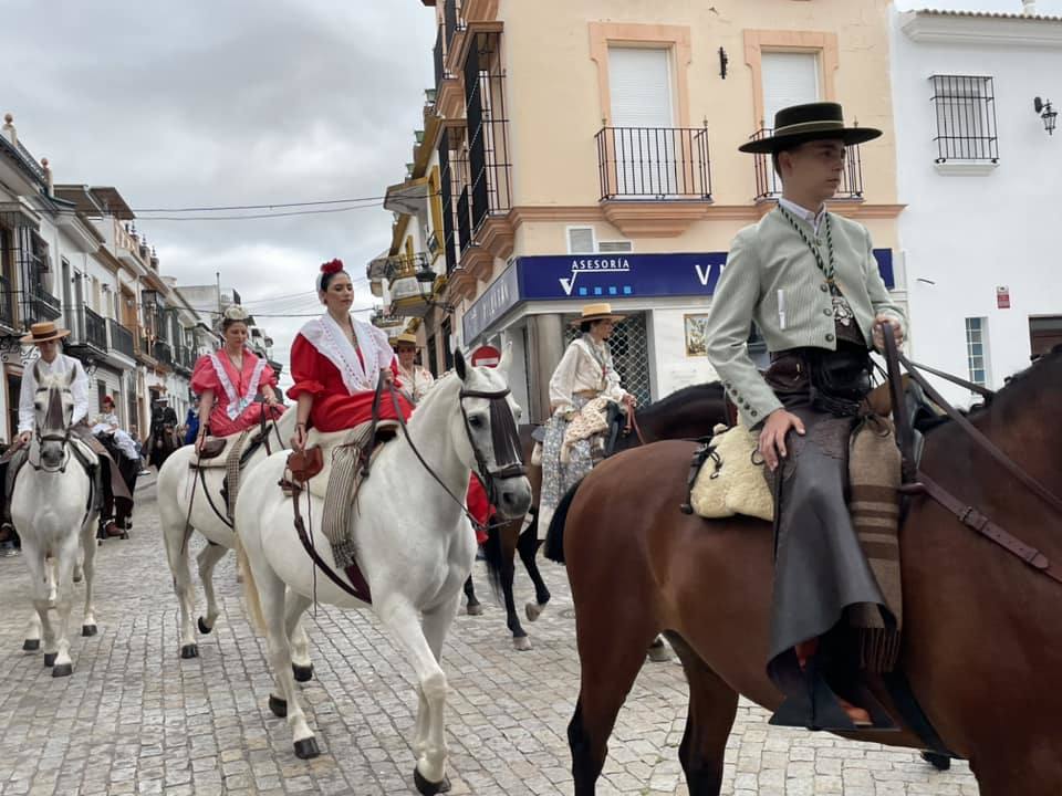 El simpecado blanco de la Hermandad del Rocío de Bollullos camina bien arropado hacia la aldea