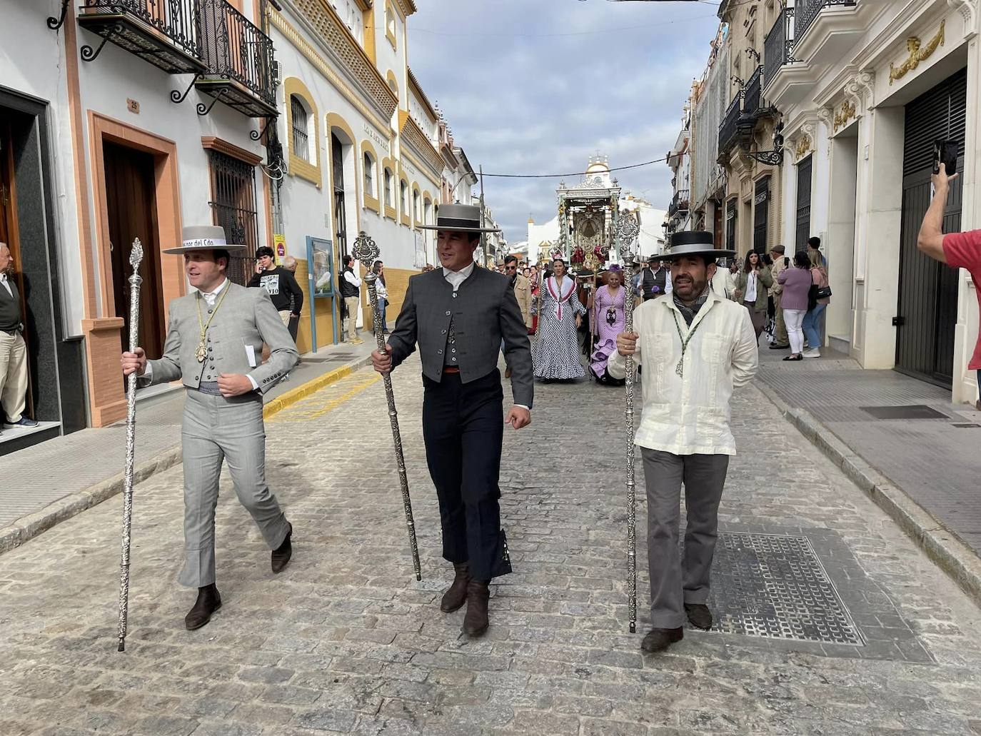 El simpecado blanco de la Hermandad del Rocío de Bollullos camina bien arropado hacia la aldea