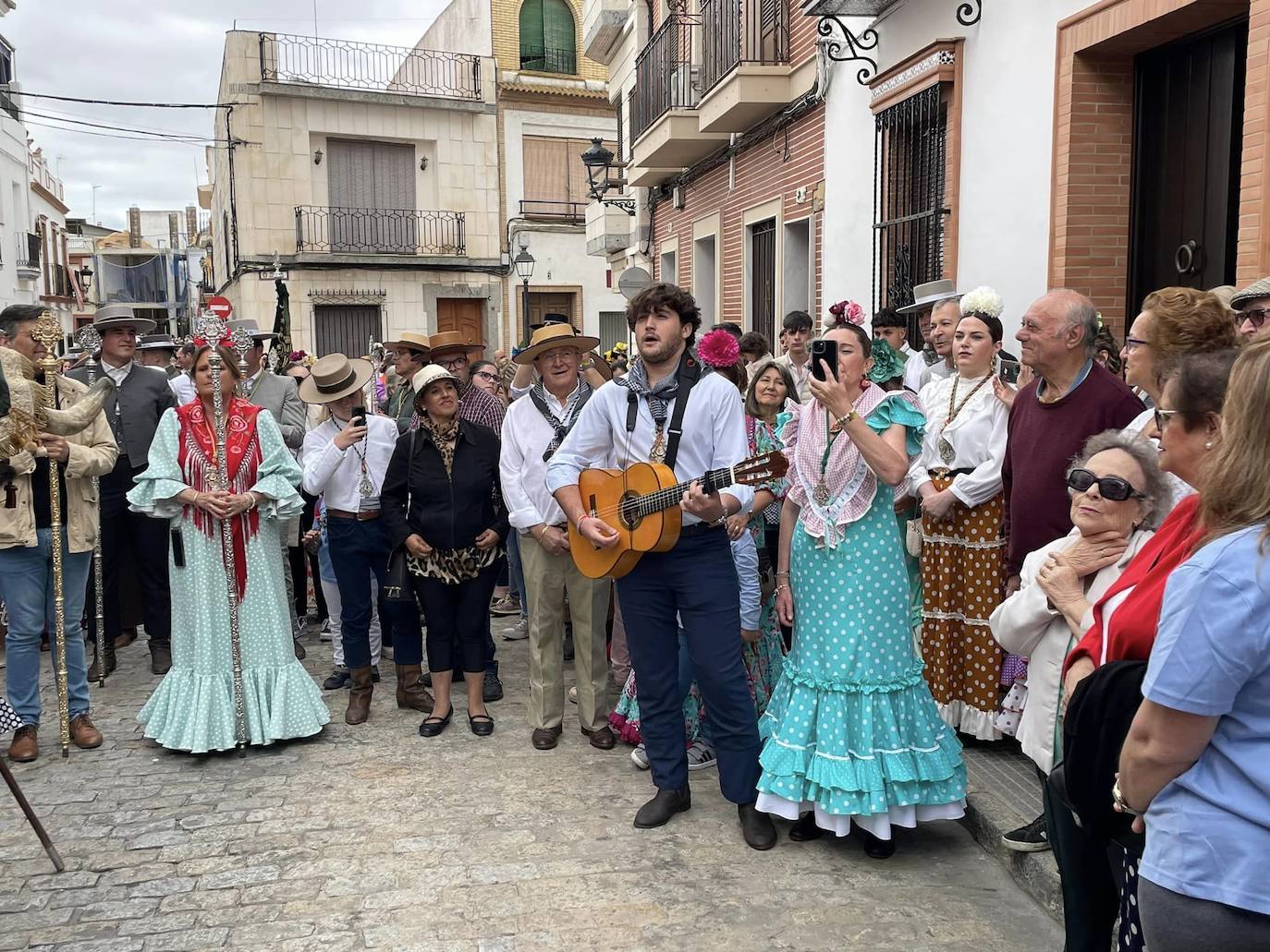 El simpecado blanco de la Hermandad del Rocío de Bollullos camina bien arropado hacia la aldea