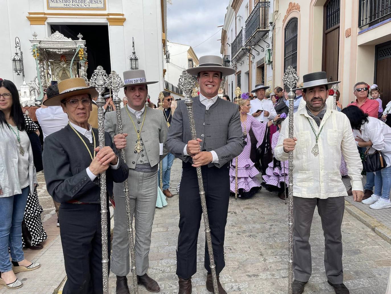 El simpecado blanco de la Hermandad del Rocío de Bollullos camina bien arropado hacia la aldea