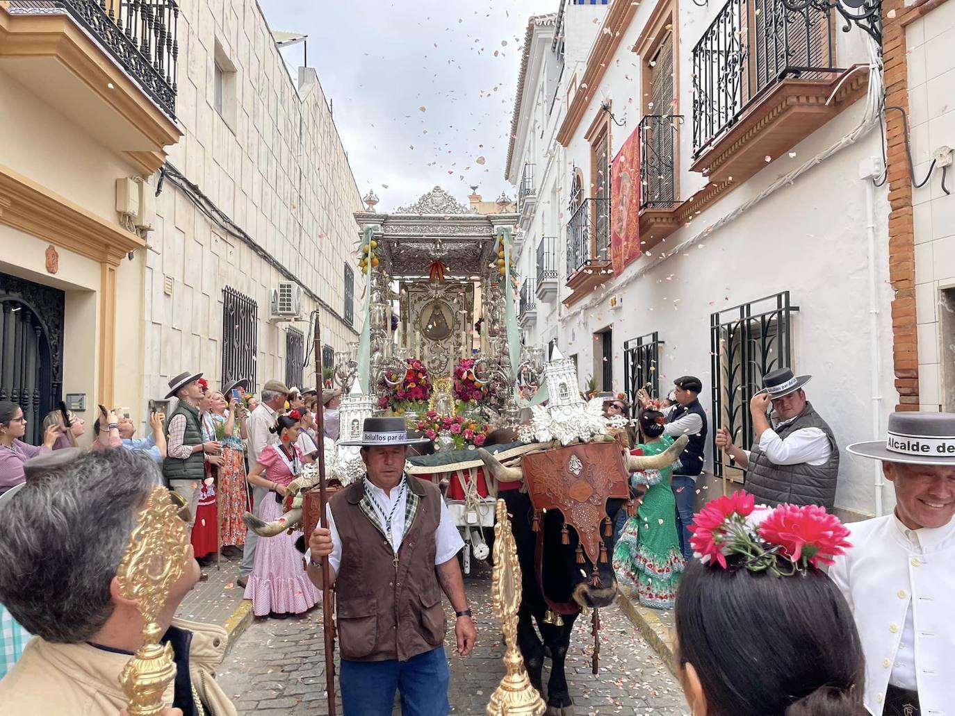 El simpecado blanco de la Hermandad del Rocío de Bollullos camina bien arropado hacia la aldea
