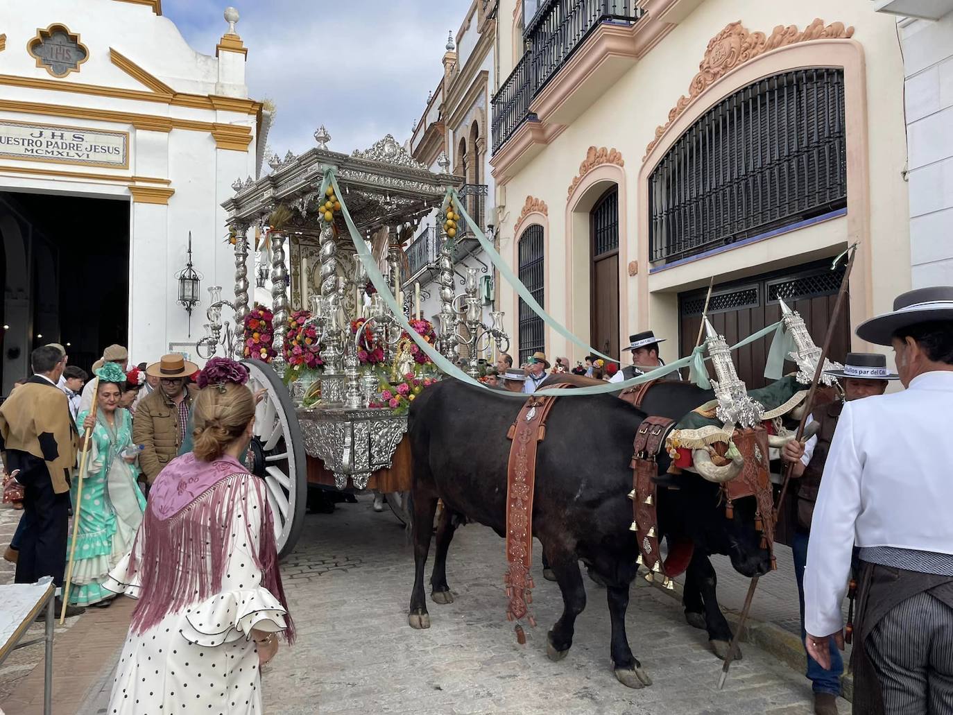 El simpecado blanco de la Hermandad del Rocío de Bollullos camina bien arropado hacia la aldea