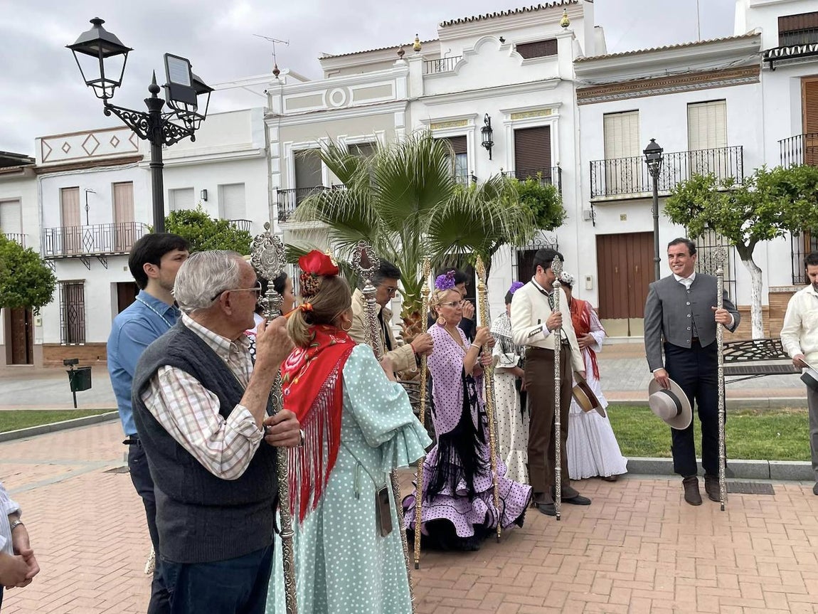 El simpecado blanco de la Hermandad del Rocío de Bollullos camina bien arropado hacia la aldea