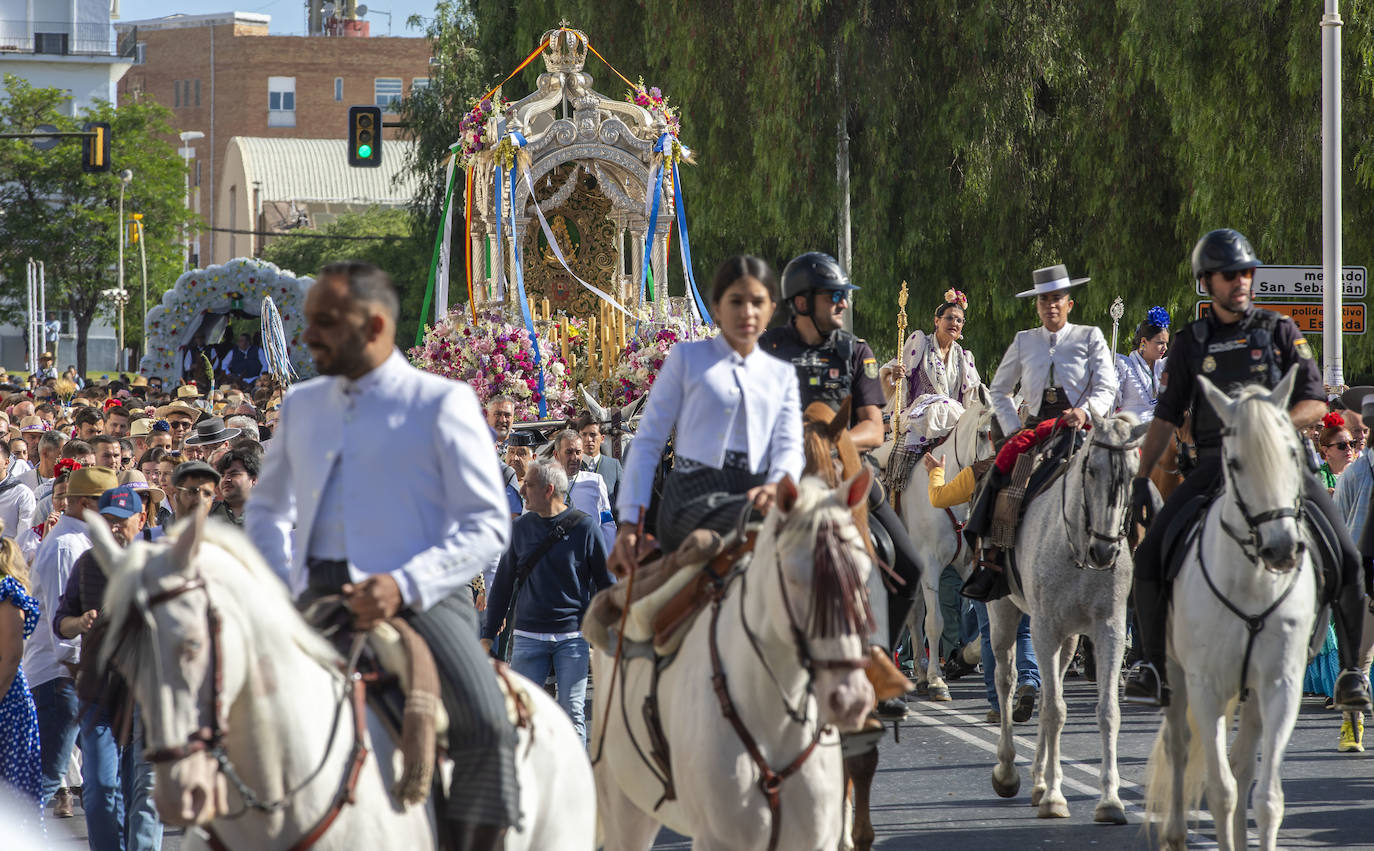 La salida de la hermandad del Rocío de Huelva 2024, en imágenes