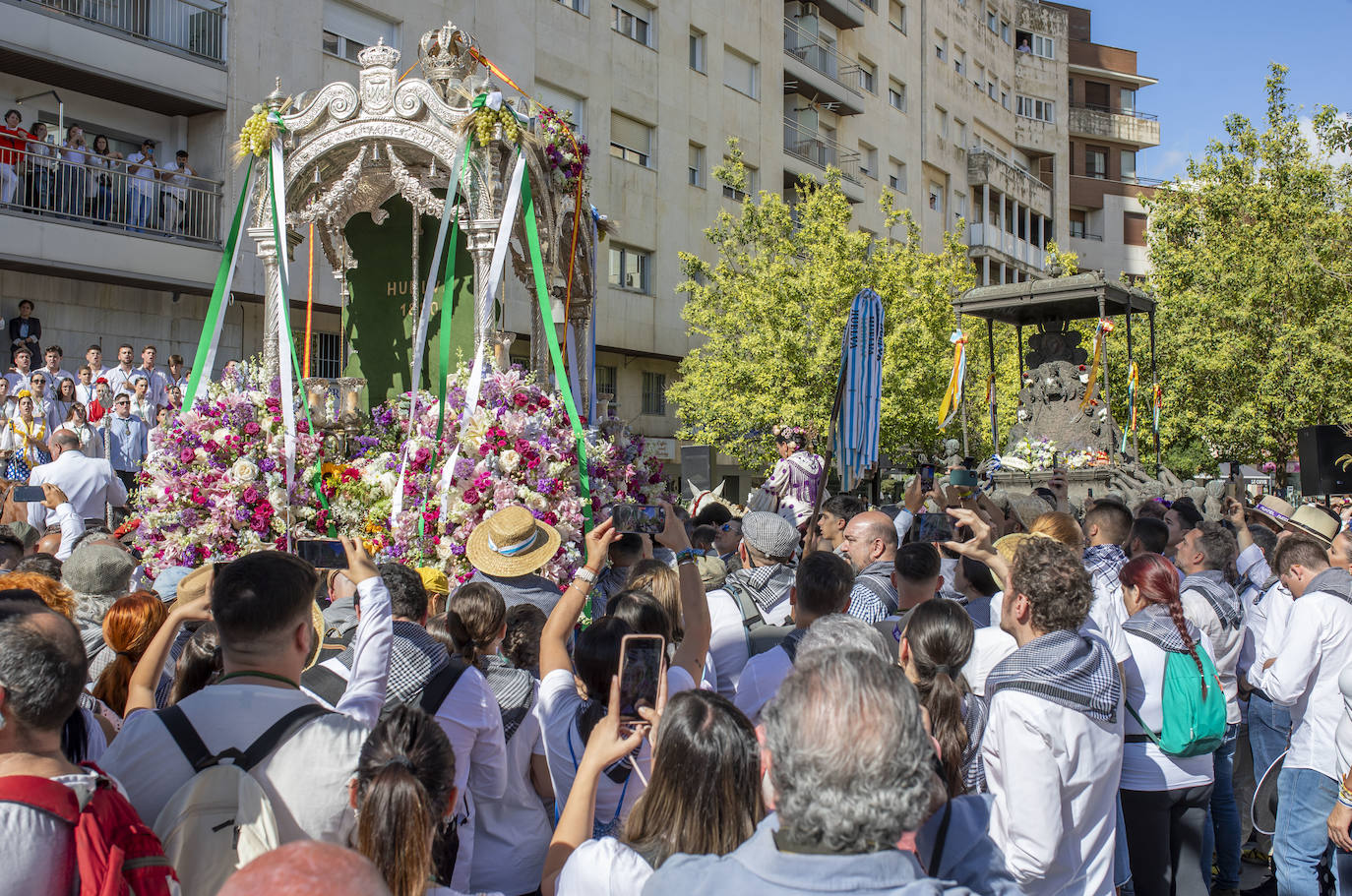 La salida de la hermandad del Rocío de Huelva 2024, en imágenes
