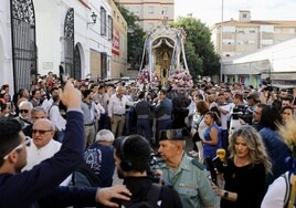 Multitud a las puertas de la casa hermandad de Huelva
