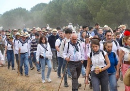 Así camina la hermandad de Huelva al Rocío