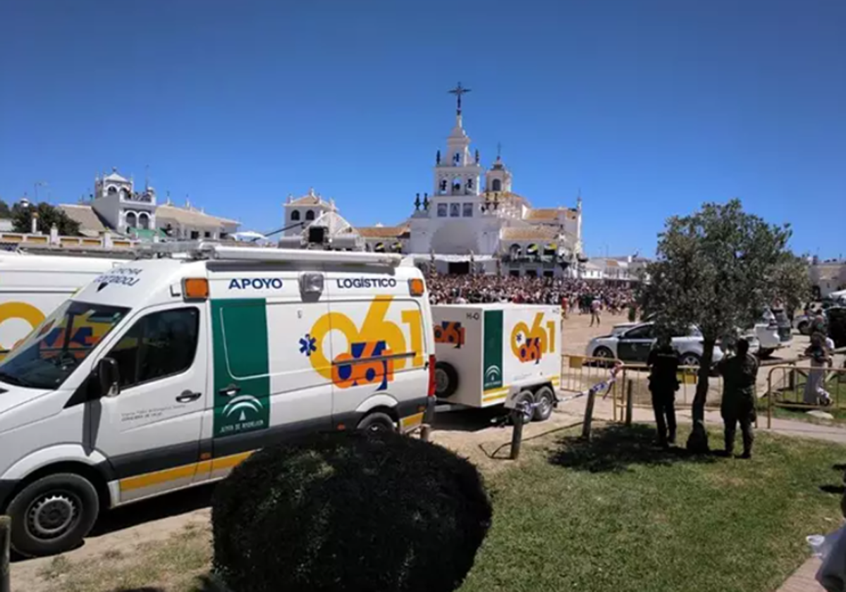 Efectivos del 061 en la aldea de El Rocío