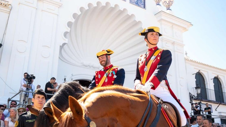 Guardias civiles de gala a las puertas de la ermita