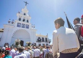 El simpecado de la Hermandad de Huelva, ante el santuario