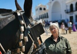 Miembro de colectivo 'Mujeres por por Doñana', junto a un equino en El Rocío
