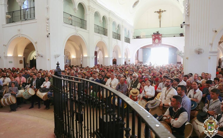 Imagen principal - Redoble de fe ante la Virgen del Rocío con la flauta y el tamboril