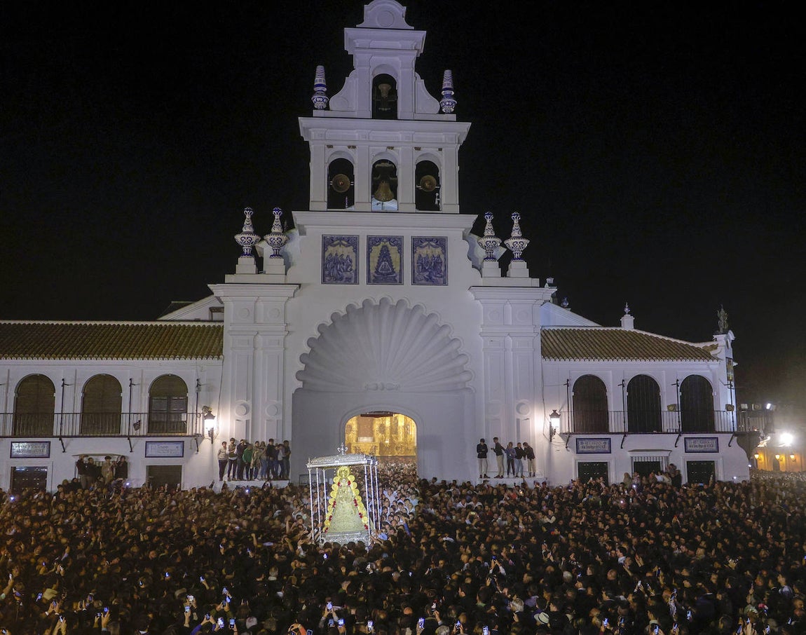 El salto de la reja 2024 y la salida de la Virgen, en imágenes