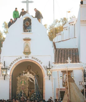 Imagen secundaria 2 - Momentos del encuentro de la Virgen del Rocío con la hermandad de Huelva