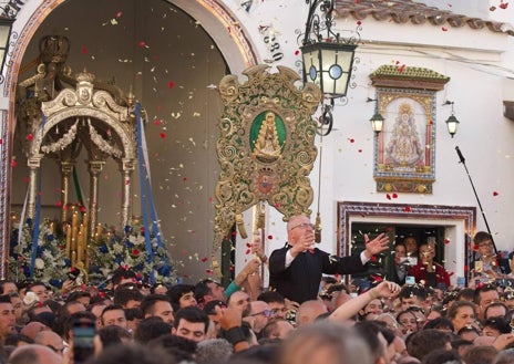 Imagen secundaria 1 - Momentos del encuentro de la Virgen del Rocío con la hermandad de Huelva