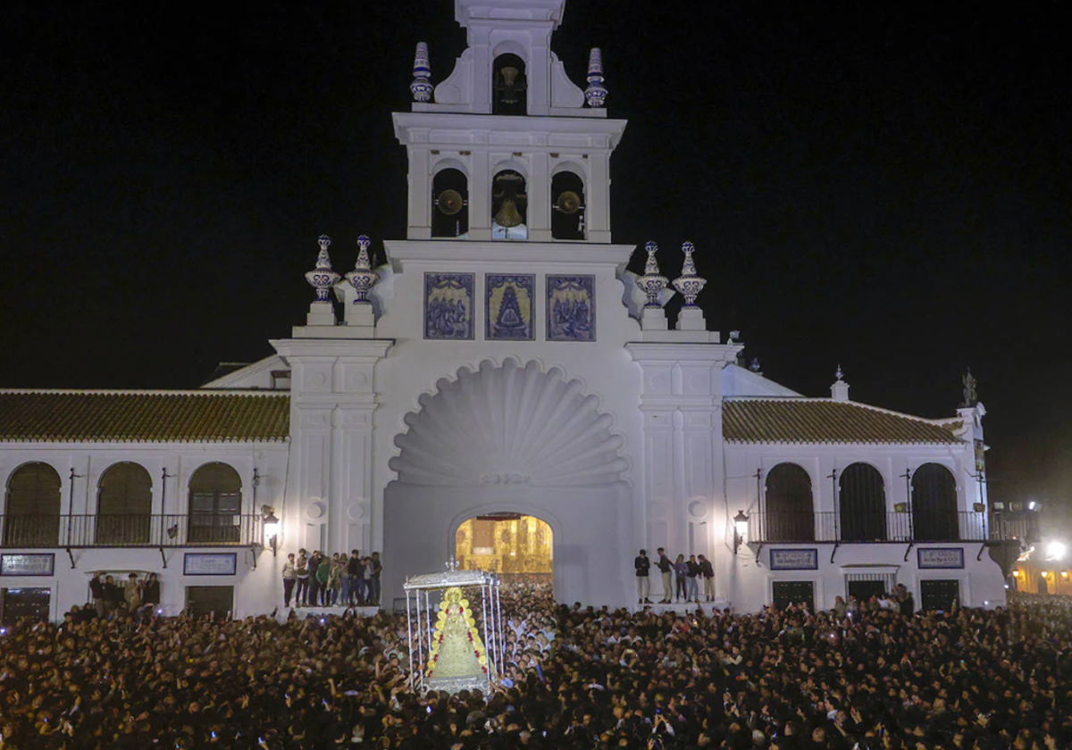 Imagen de la salida de la Virgen del Rocío desde su ermita