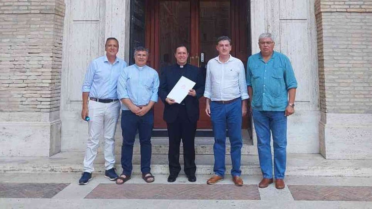 La Matriz recoge en El Vaticano la documentación del título de Pontificia y la Coronación de la Virgen del Rocío
