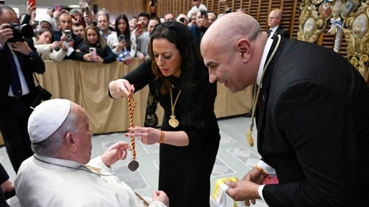 El Santo Padre recibe la medalla rociera de la Hermandad de Emigrantes