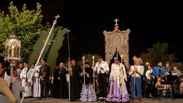 El Simpecado de Huelva ante el de la Matriz de Almonte en el rosario de hermandades