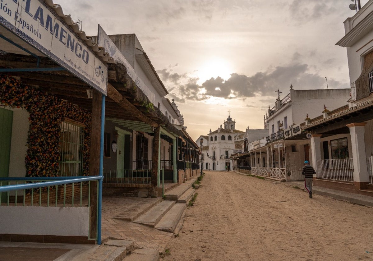 Almonte implanta un plan estable para el mantenimiento óptimo de las calles de El Rocío