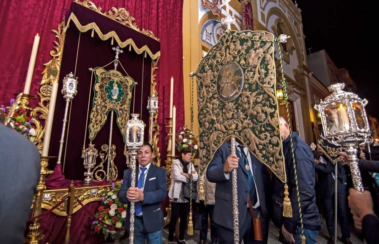 Simpecado de Bonares ante la Iglesia de la Esperanza