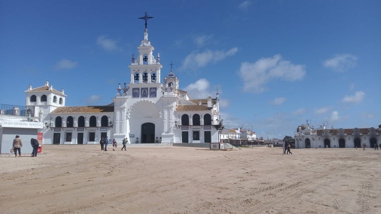 La ermita almonteña de El Rocío este martes a mediodía con eol firme prácticamente seco pese a las fuertes lluvias caídas