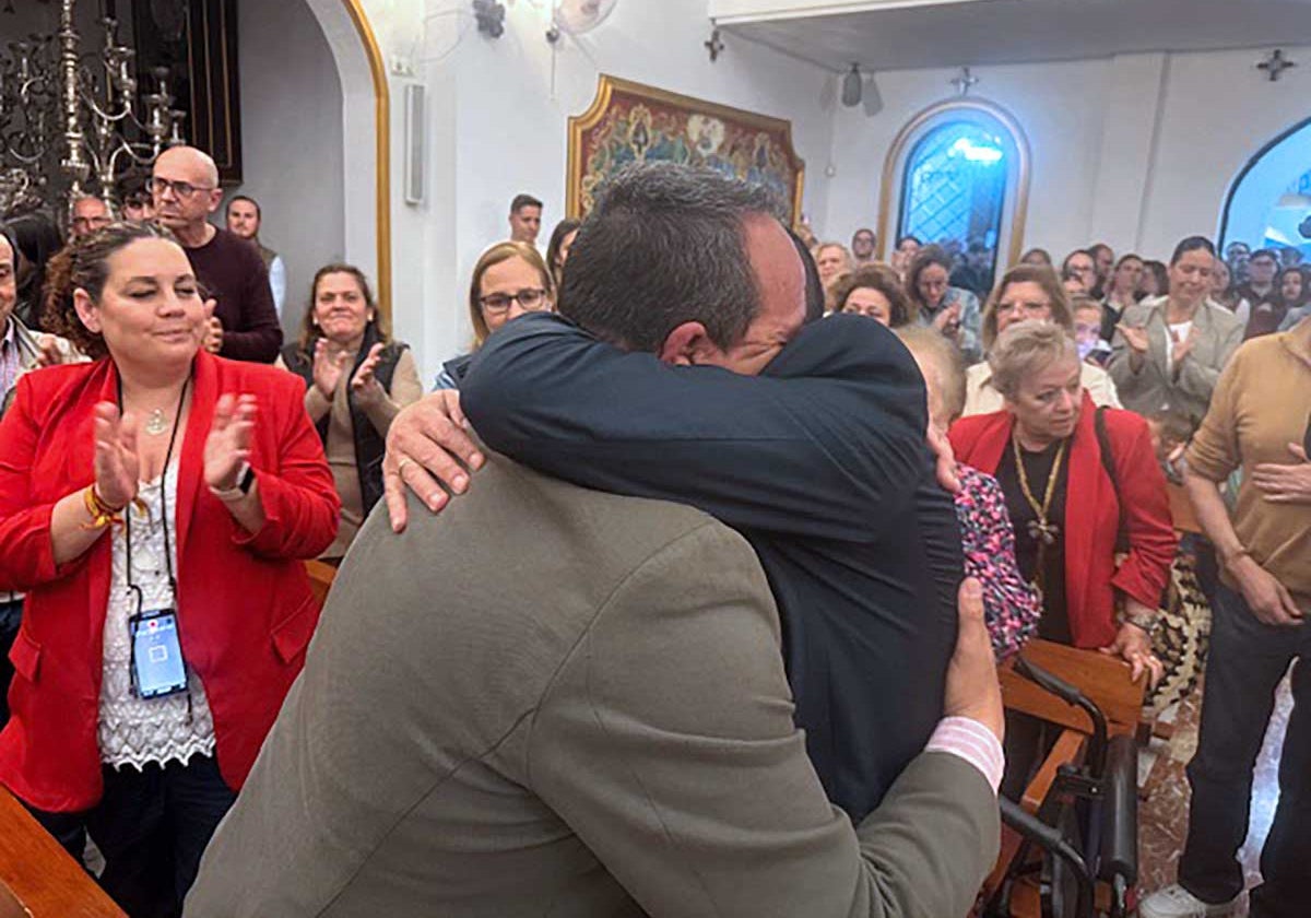 Los dos contendientes se abrazan tras conocer el resultado de la votación