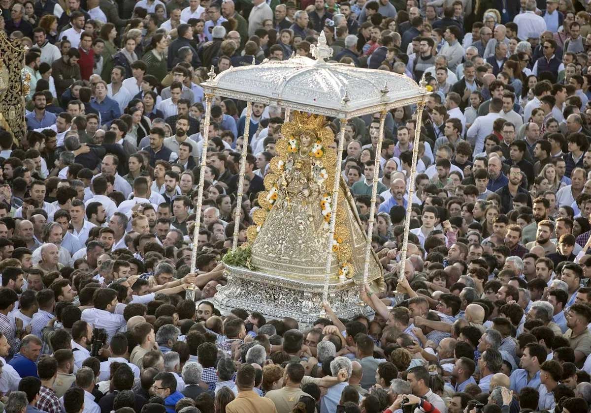 Procesión de imagen de la Virgen del Rocío