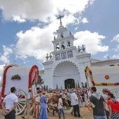 Carruajes junto al santuario de la Virgen del Rocío durante la presentación de hermandades
