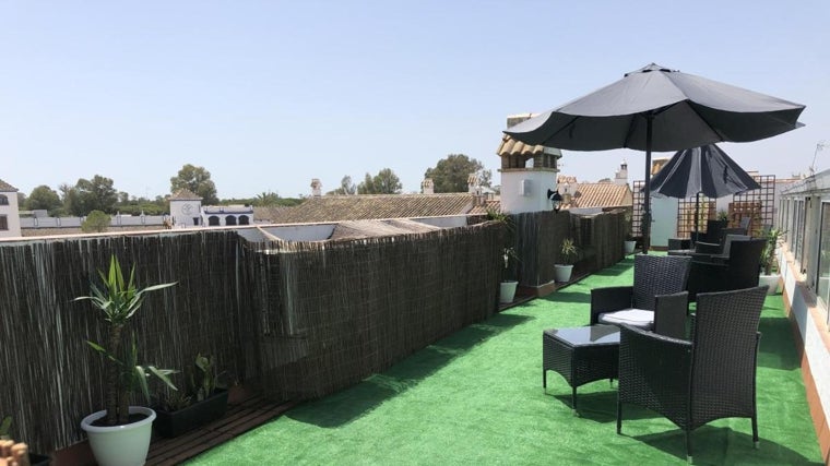 Terraza del Alojamiento Rural Flamingo, una de los alojamientos aún disponibles para la Romería del Rocío 2025
