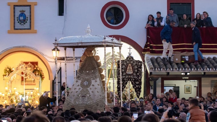 La Virgen del Rocio ante el Simpecado de Carrion de los Cespedes