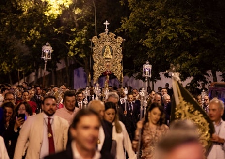 Imagen secundaria 1 - El hermano mayor gritando unos vivas a las puertas de la Concepcion / Numerosos rocieros acompañaron al Simpecado en su traslado / El coro joven de Huelva cantando a su Simpecado