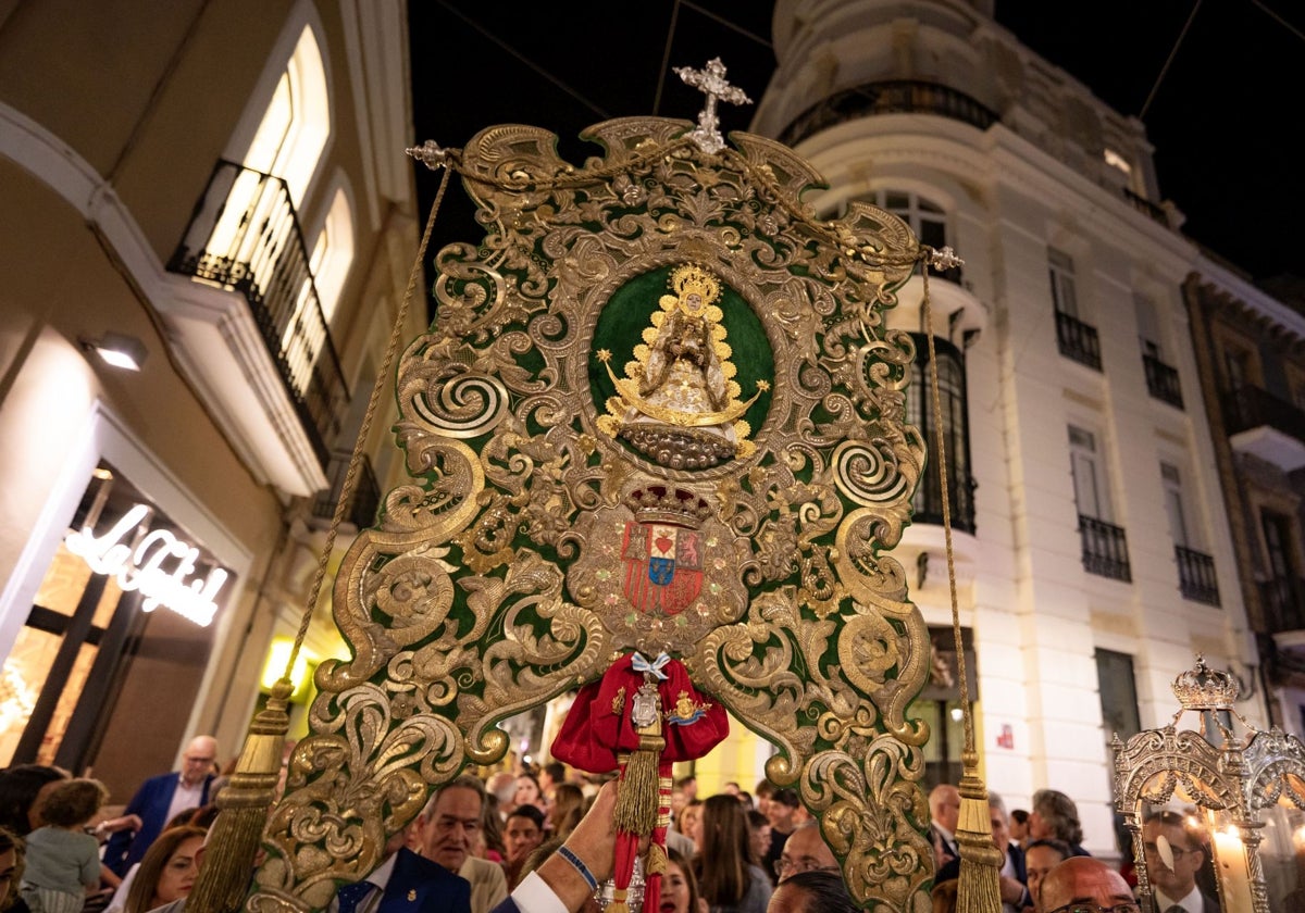 Simpecado de la Hermandad del Rocío de Huelva