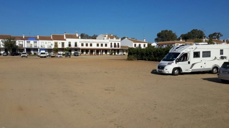 Imagen de uno de los aparcamientos que hay en la aldea de El Rocío