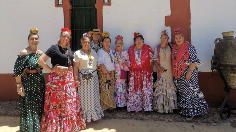 Mujeres vestidas de flamencas en el camino de la Hermandad de Córdoba