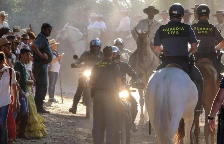 Agentes de la Guardia Civil acompañan a los romeros