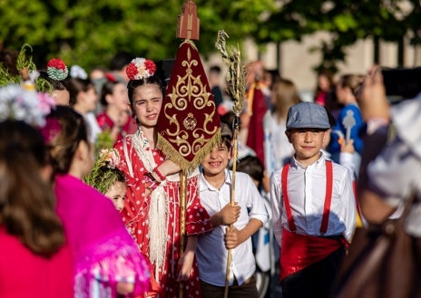 Imagen secundaria 1 - Instantes del camino de los más pequeños de la hermandad onubense