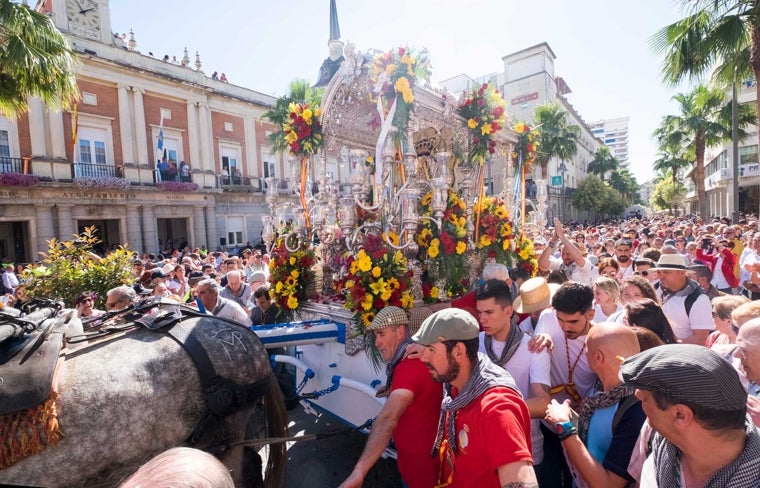 El simpecado de Emigrantes durante su salida de la capital