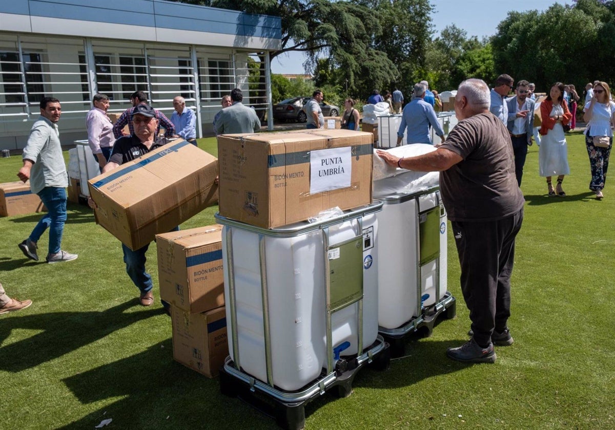 Entrega de agua y bolsas para la recogida de residuos de las hermandades de Huelva para el camino hacia El Rocío