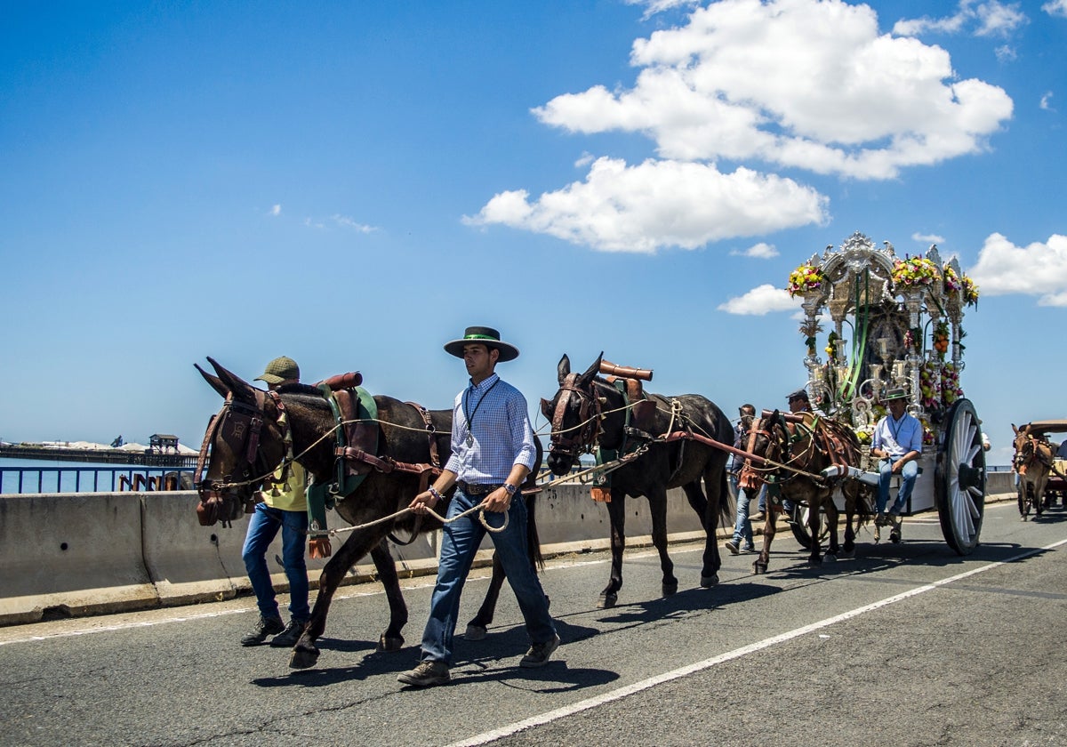 Cruce de la hermandad de Ayamonte por el Puente Sifón