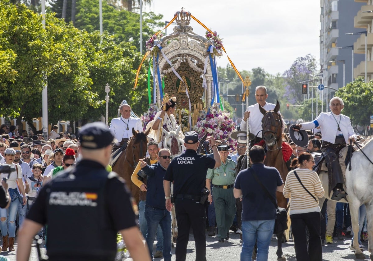 Agentes en la salida de la Hermandad del Rocío de Huelva