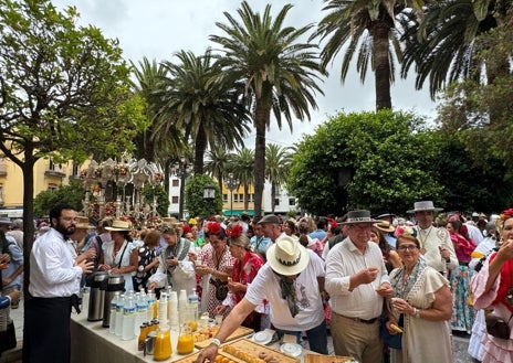 Imagen secundaria 1 - La primera hermandad de Huelva sale camino del Rocío: Ayamonte avanza con dos hermanos mayores