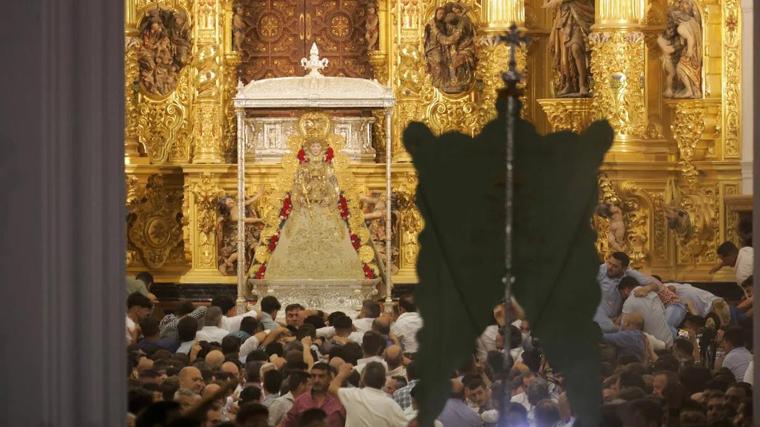 Imagen de la Virgen del Rocío durante el salto de la reja en 2024