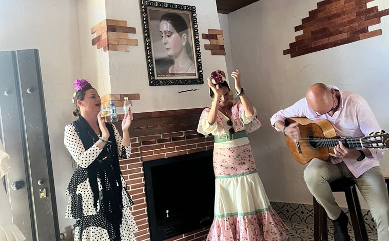 Imagen principal - Azalea y las icónicas sevillanas que cada año emocionan a Huelva entrando en El Rocío: «Es un momento tan íntimo habiendo tanta gente»