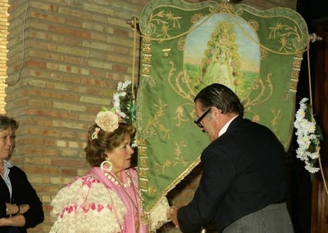 Imagen secundaria 1 - Carmen Limón, primera mujer al frente de la Hermandad del Rocío de Punta Umbría: «Lo más bonito de mi vida ha sido dar a luz a mis cinco hijos y ser hermana mayor»