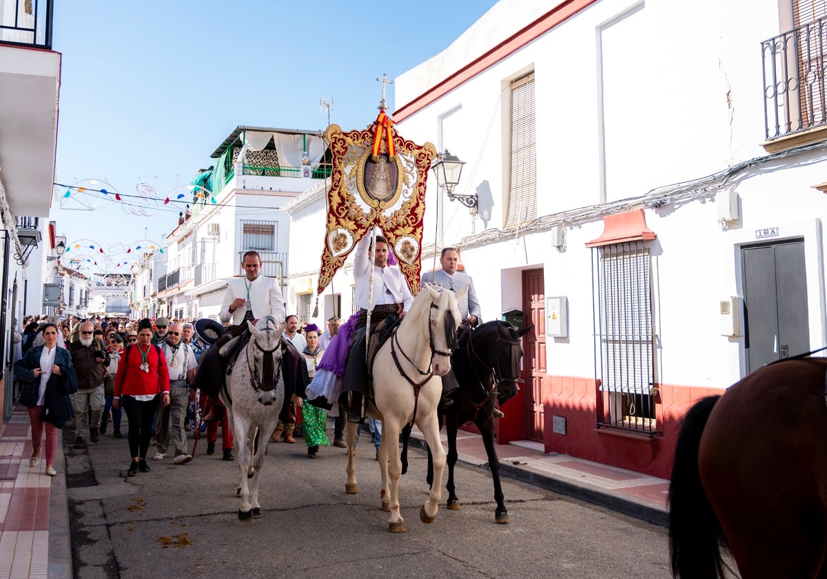 El Simpecado de Almonte recorriendo las calles de la localidad