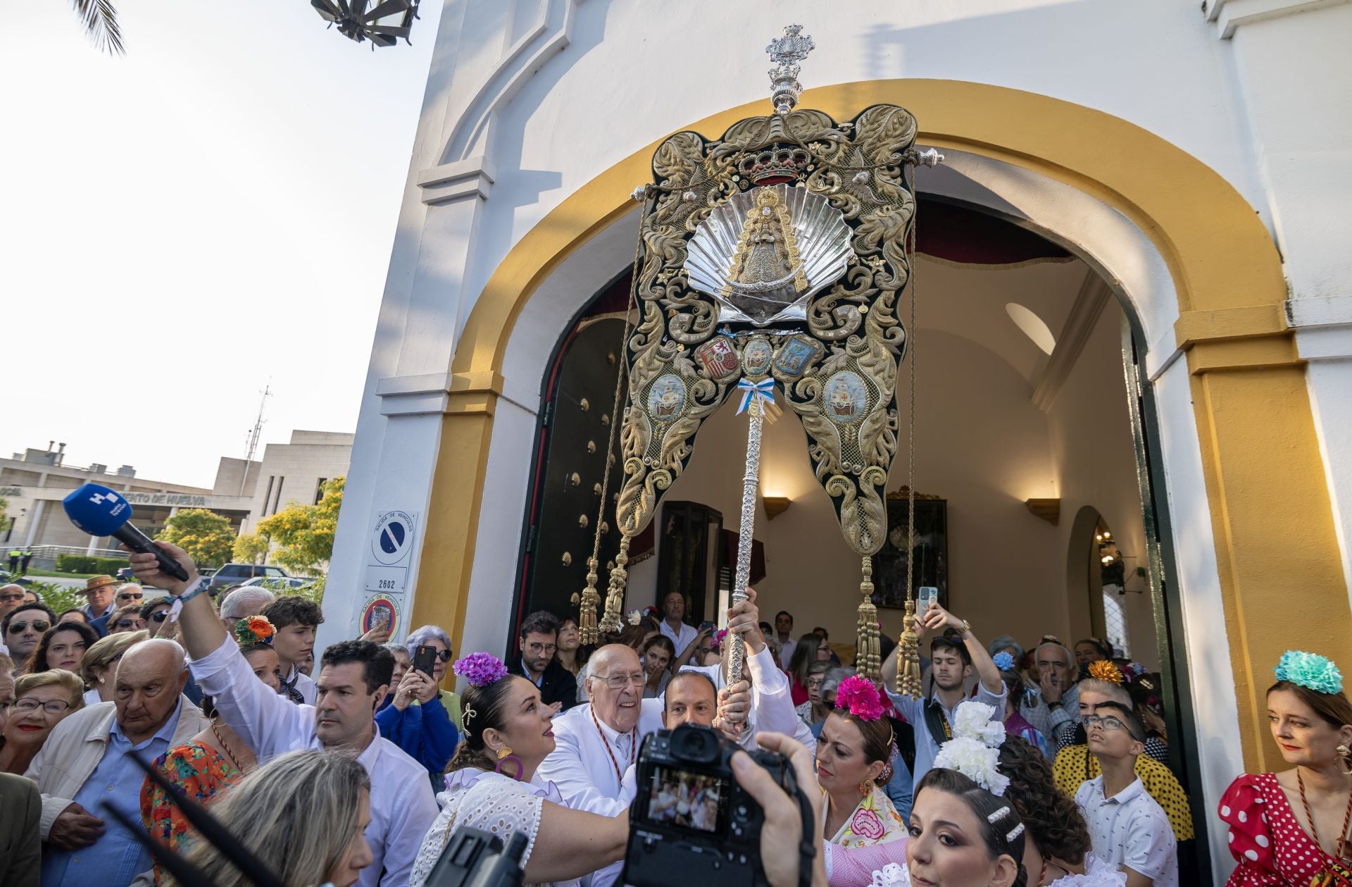 La salida de la Hermandad del Rocío de Emigrantes, en imágenes
