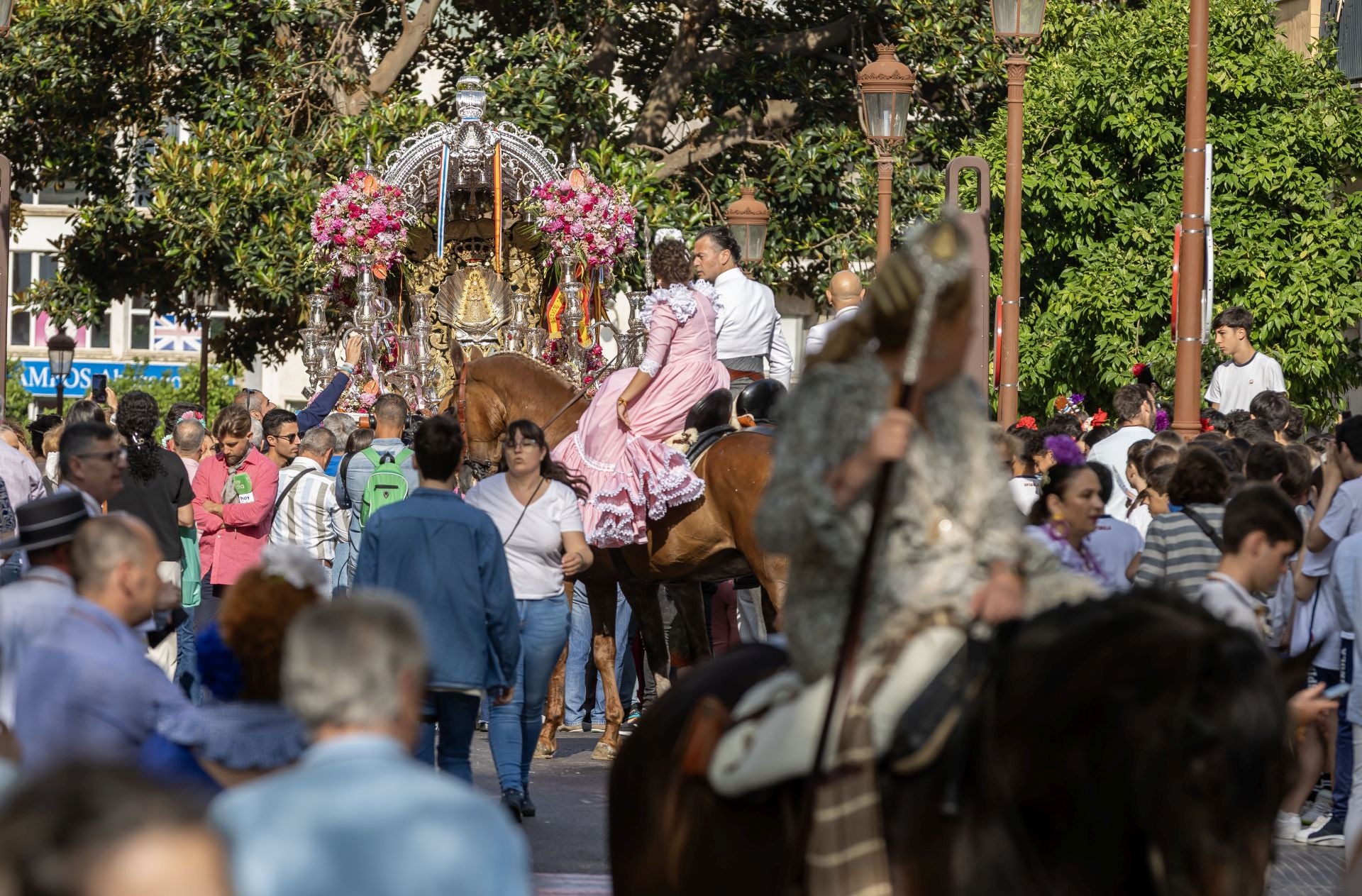 La salida de la Hermandad del Rocío de Emigrantes, en imágenes