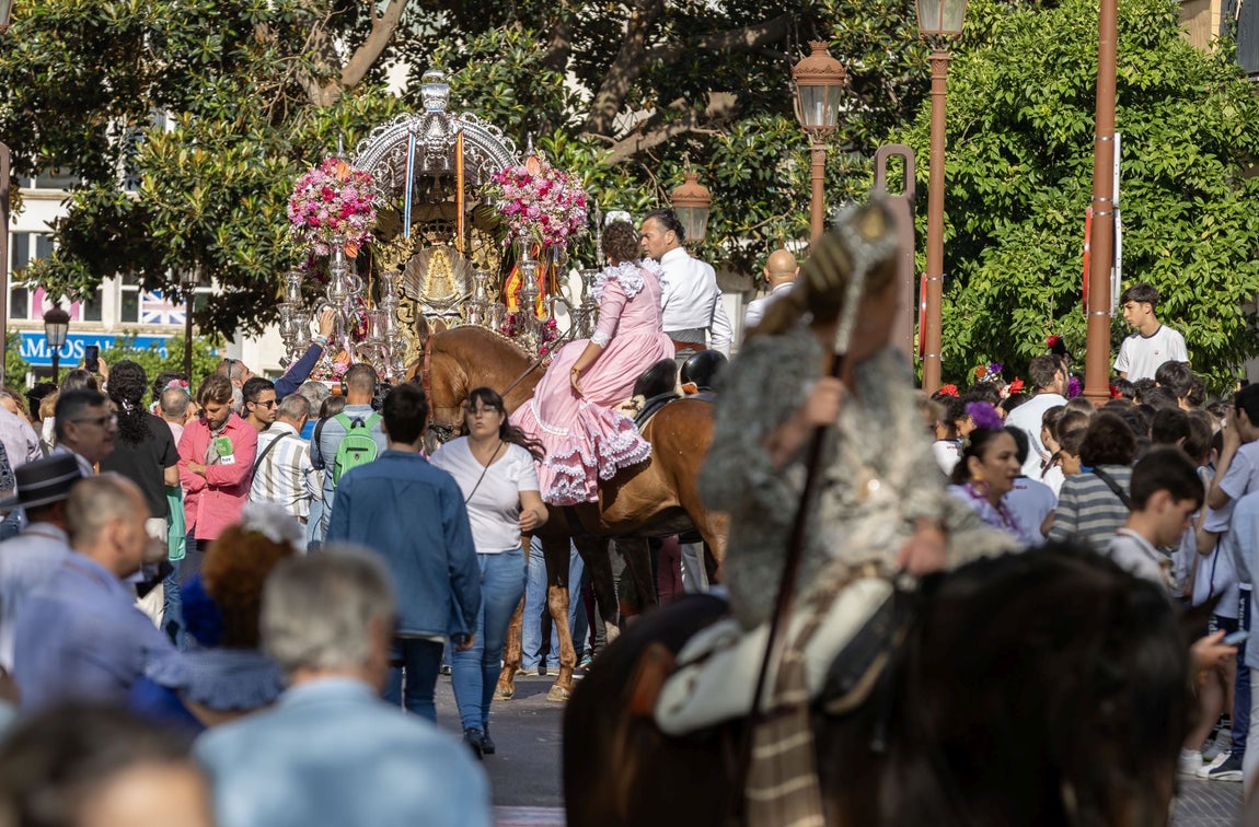 La salida de la Hermandad del Rocío de Emigrantes, en imágenes